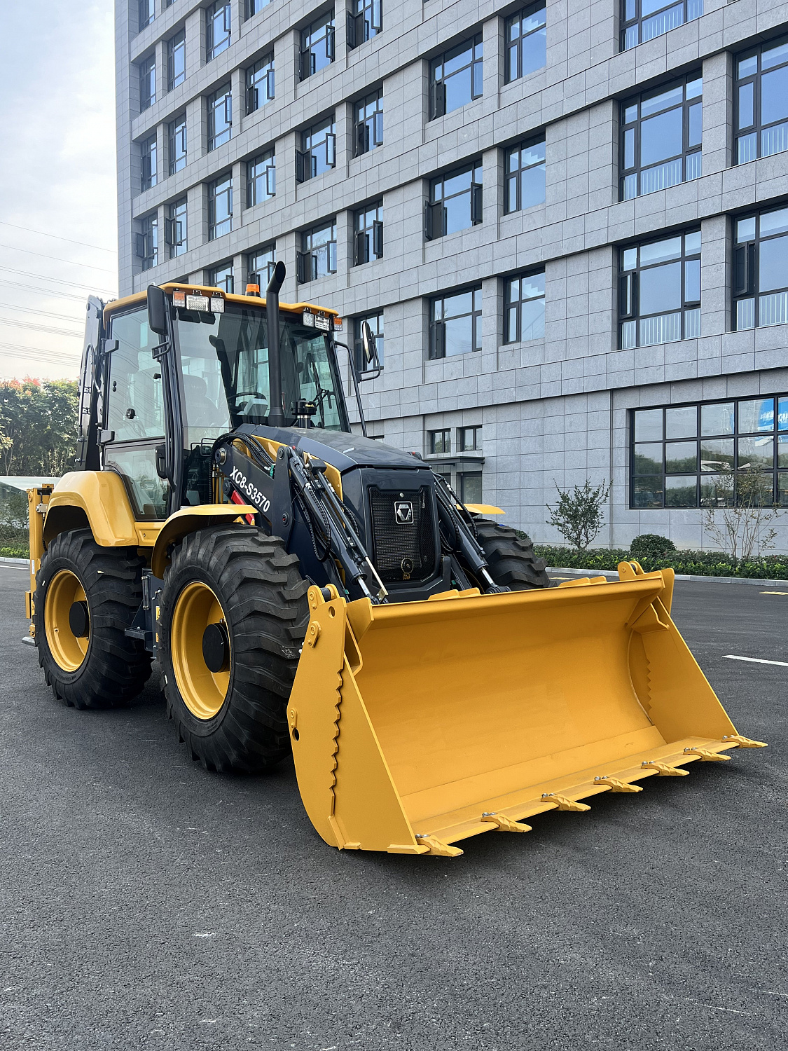 Экскаватор-погрузчик XCMG XC8-S3570