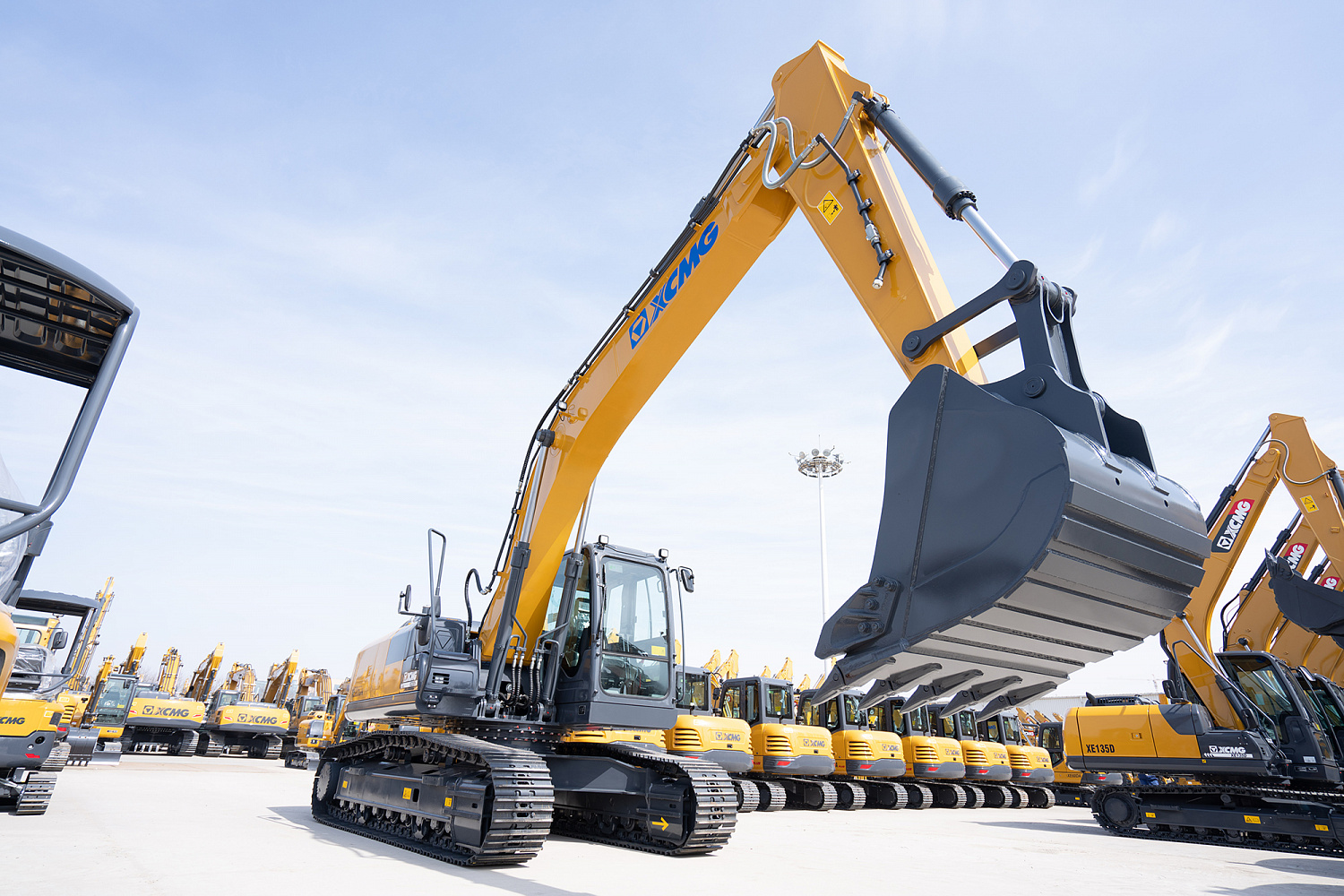 Гусеничный экскаватор (габаритный) XCMG XE225DN