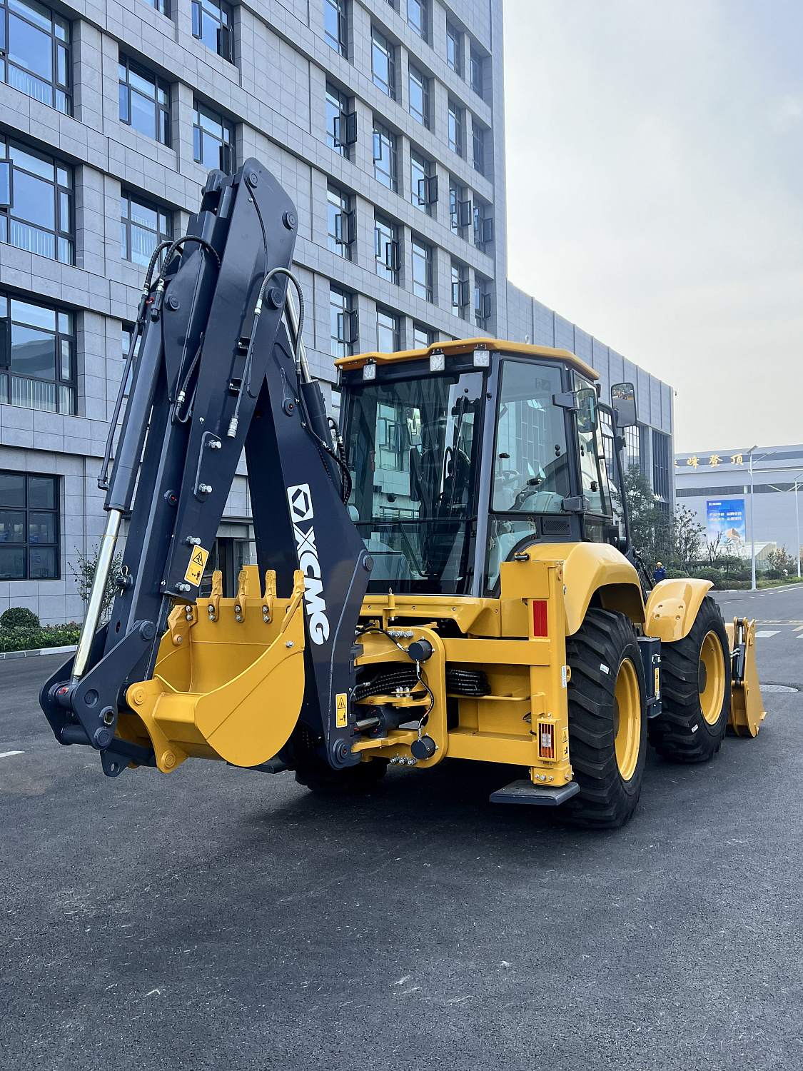 Экскаватор-погрузчик XCMG XC8-S3570